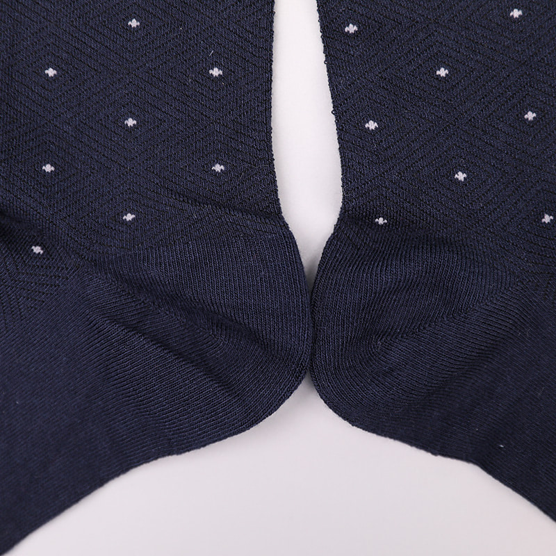 Blødt spundet silke nylon indpakket ammoniak, usynlig diamantformet lille prik jacquard håndsyet vintertykke herresokker WSD2851